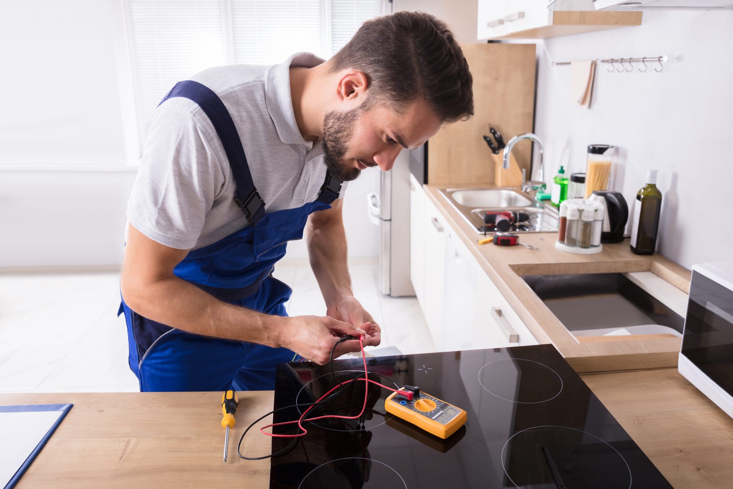Técnico Trabajando con Vitrocerámicas Edesa
